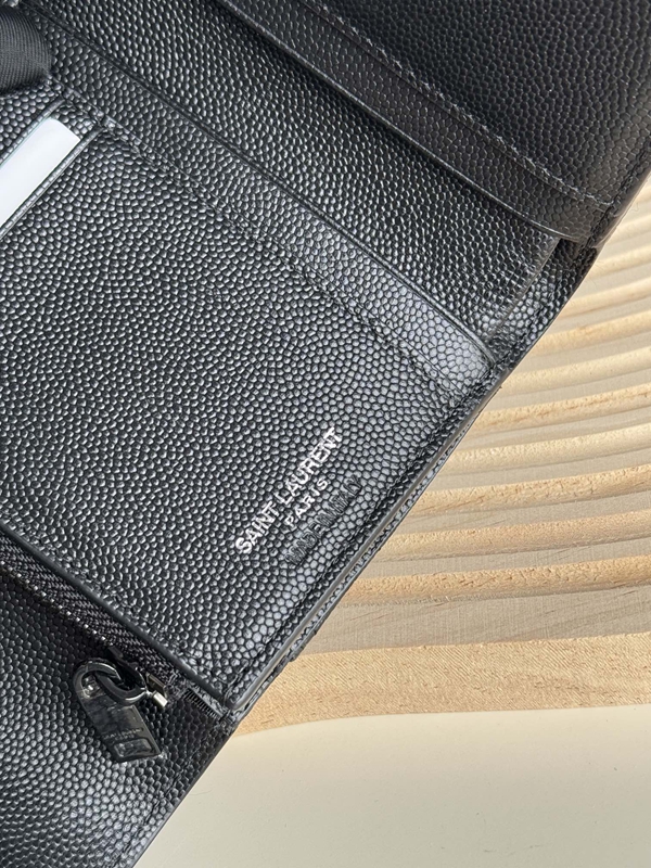 イヴサンローラン財布角部分ディテール